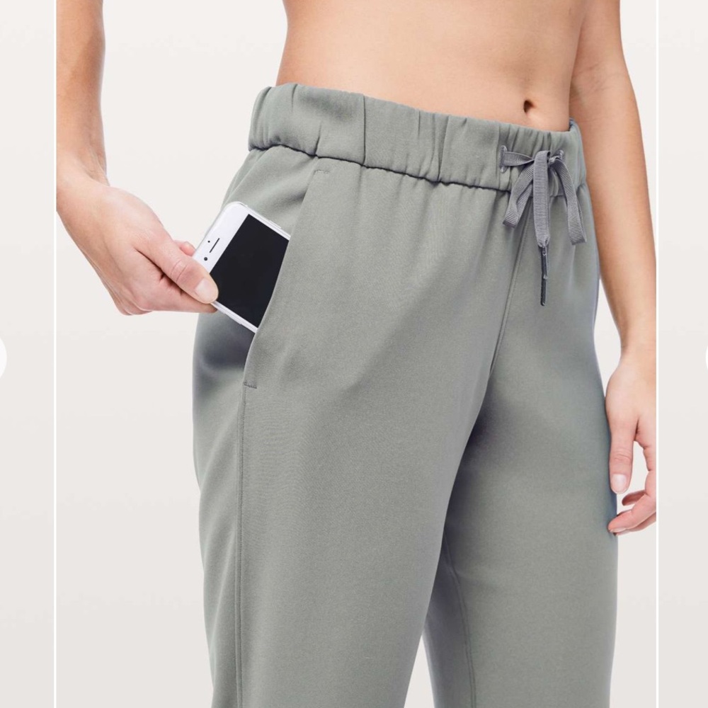 lululemon On The Fly Crop *Woven 23” Grey Sage Sz 2 - Picture 4 of 15